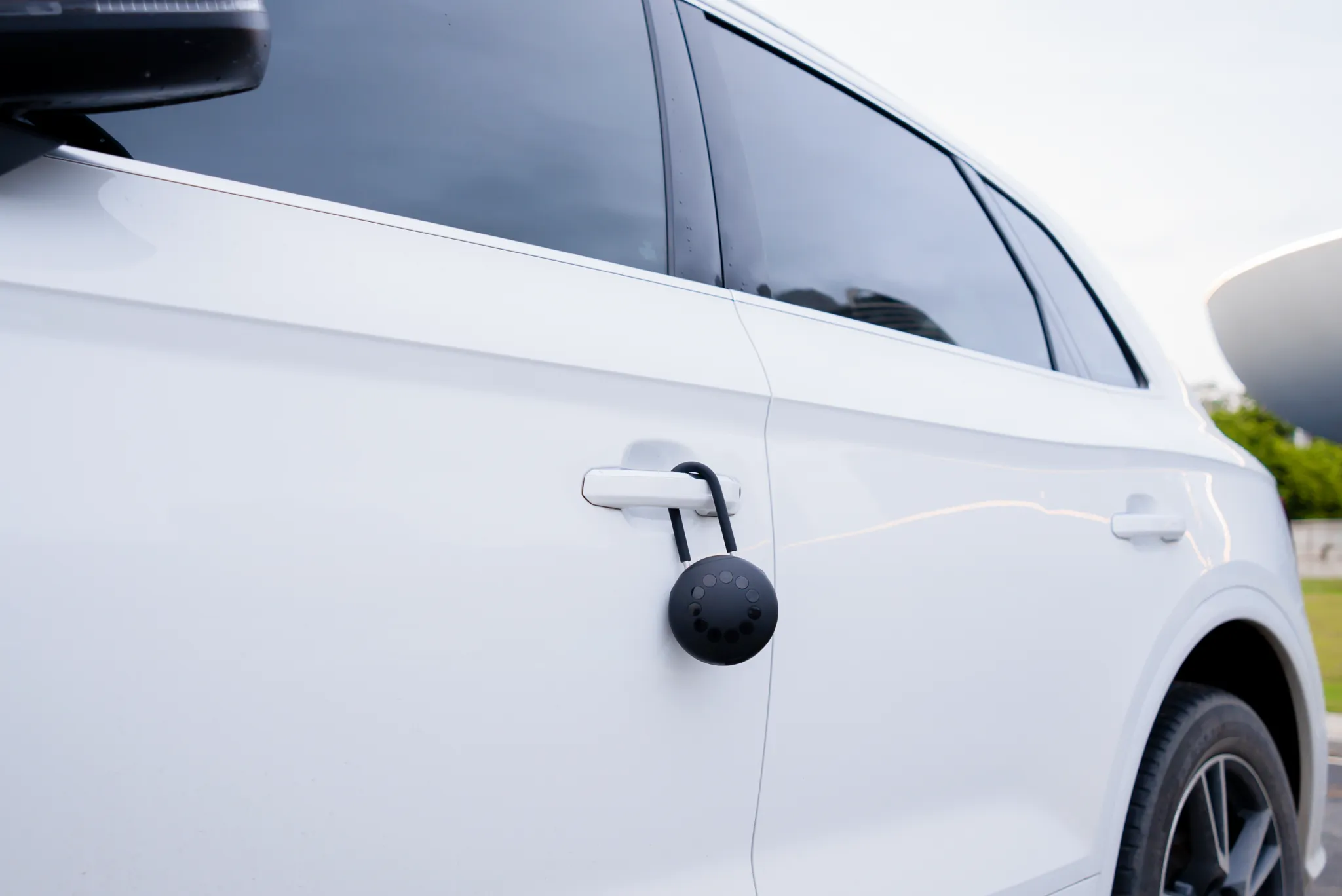Omconnect SOLO U: Smart Digital Lock Box with Shackle