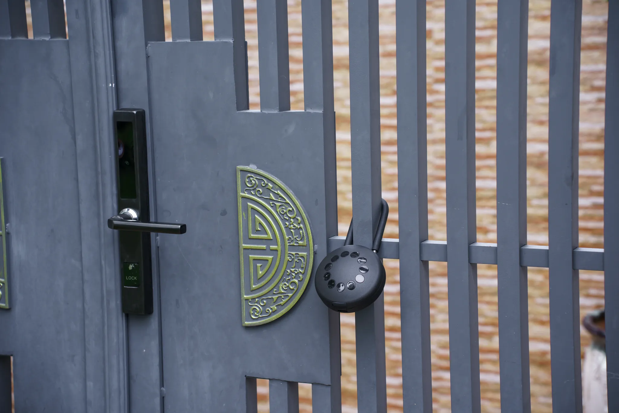 Omconnect SOLO U: Smart Digital Lock Box with Shackle