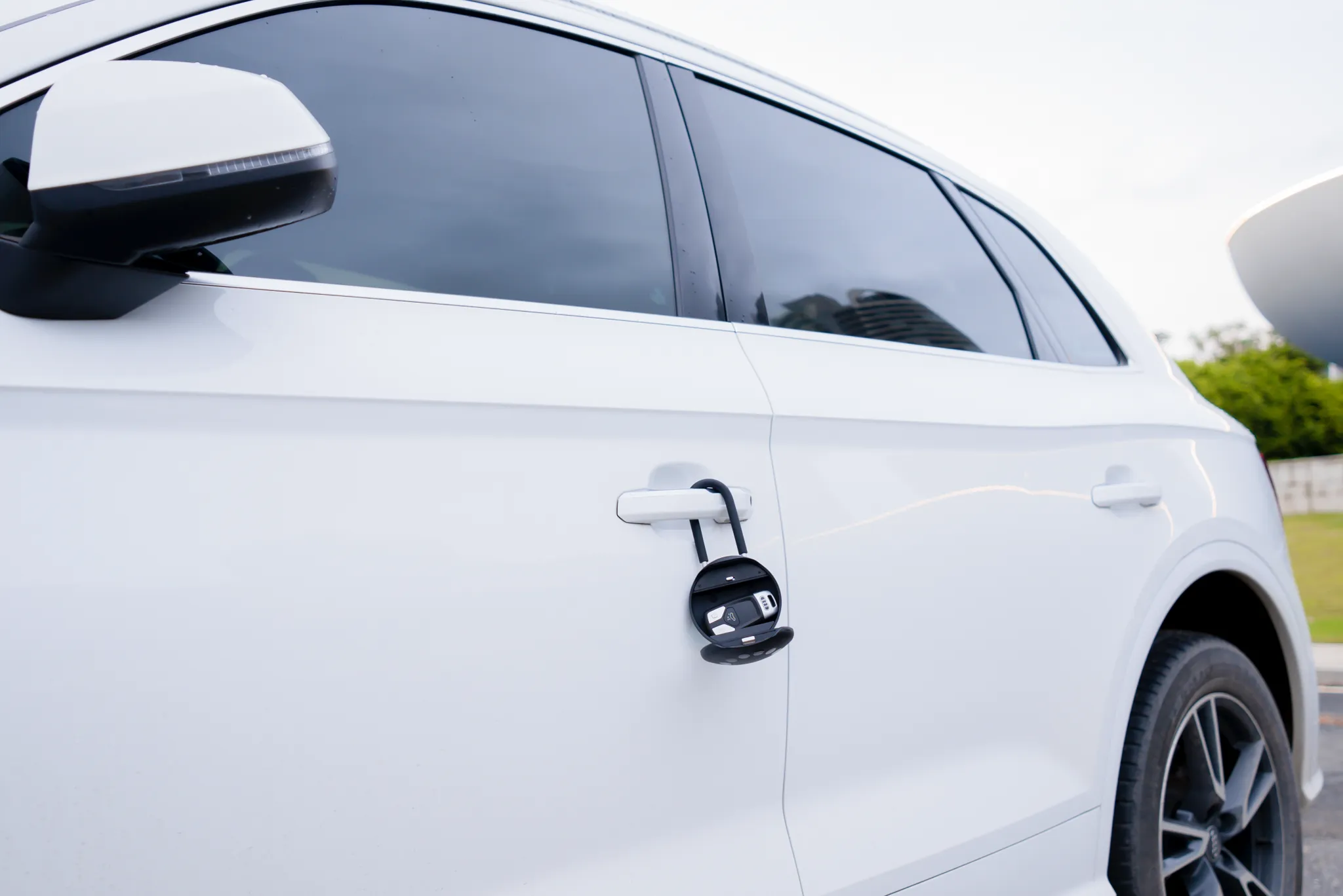 Omconnect SOLO U: Smart Digital Lock Box with Shackle